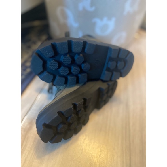 Exploring Essential boots - Picture 3 of 5